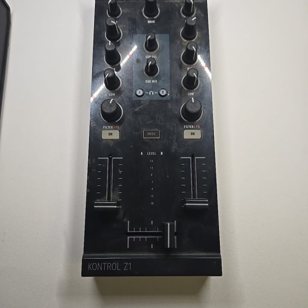 Native Instruments Kontrol Z1 DJ Mixer